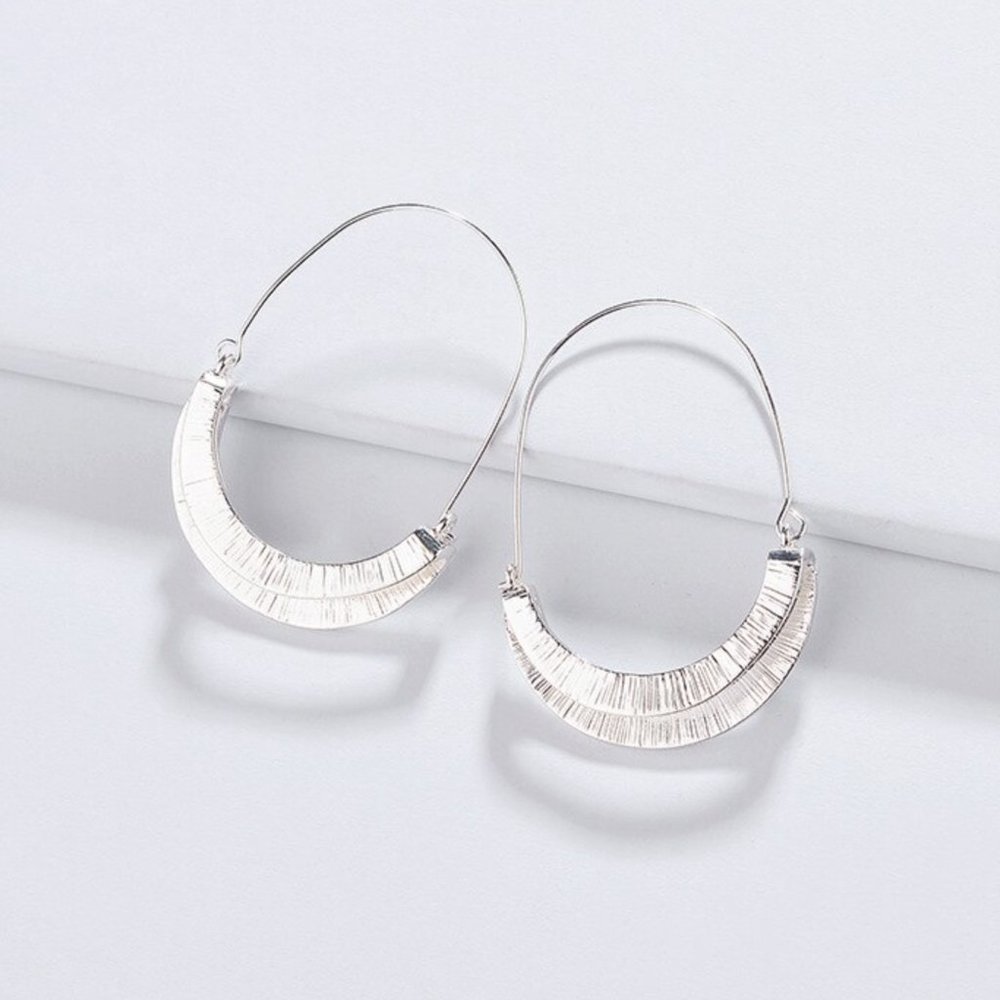 ❣️NWT Oval Drop Earrings in Silver❣️